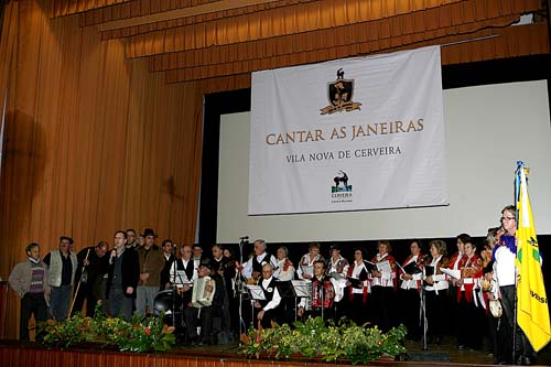 O Cine-Teatro de Vila Nova de Cerveira encheu-se na tarde de domingo para assistir a um espectáculo tradicional, -Cantar as Janeiras-