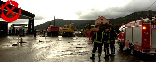 Operarios municipales y efectivos de emergencias trabajaron arduamente en reestablecer el tráfico de la PO-552