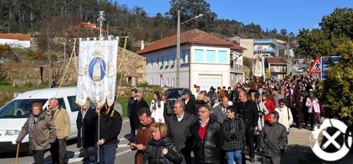 Decenas de ferigreses acudían á misa das 12 da mañá que tiña como protagonista a Procesión Solemne, que este ano era acompañada polo grupo de gaitas e baile -Do Lusco ó Fusco-