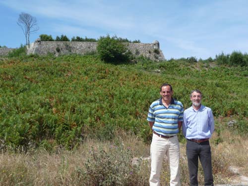 A Lei de Patrimonio Histórico establece a obriga de destinar o 1% dos fondos que o Estado aporta nas obras públicas en traballos de conservación e mellora do Patrimonio Histórico Español.