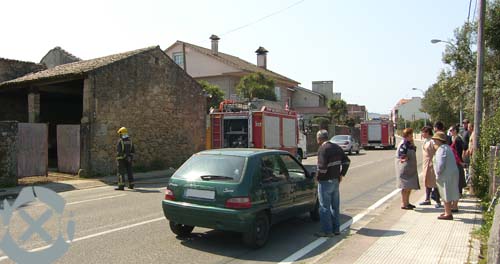 La alerta se produjo a las 14:24h del mediodía cuando una vecina avisó de que salía mucho humo de una casa en ruínas