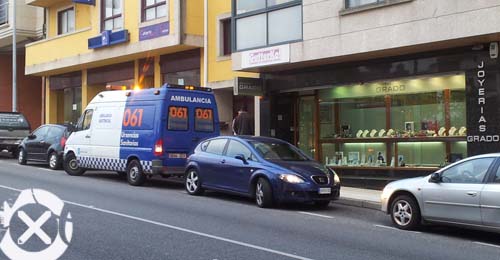 O agresor foi sorprendido por unha veciña mentras lle pegaba ó propietario da Xoiería