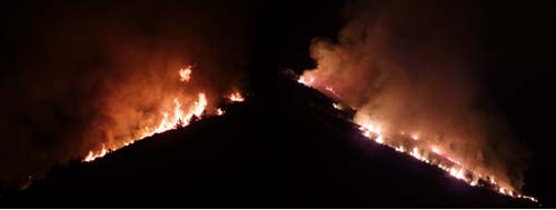 Los incendios se dieron por controlados sobre las 10:00h de la mañana, tras una noche en la que los efectivos de lucha contra incendios tuvieron que trabajar árduamente con llamas que llegaban a superar por momentos los 10 metros de altura.