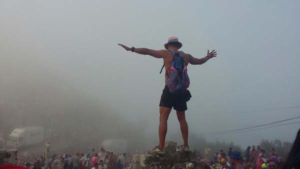 O cruceiro resultou afectado despois dos festexos do día do Monte nas Festas do Monte 2016