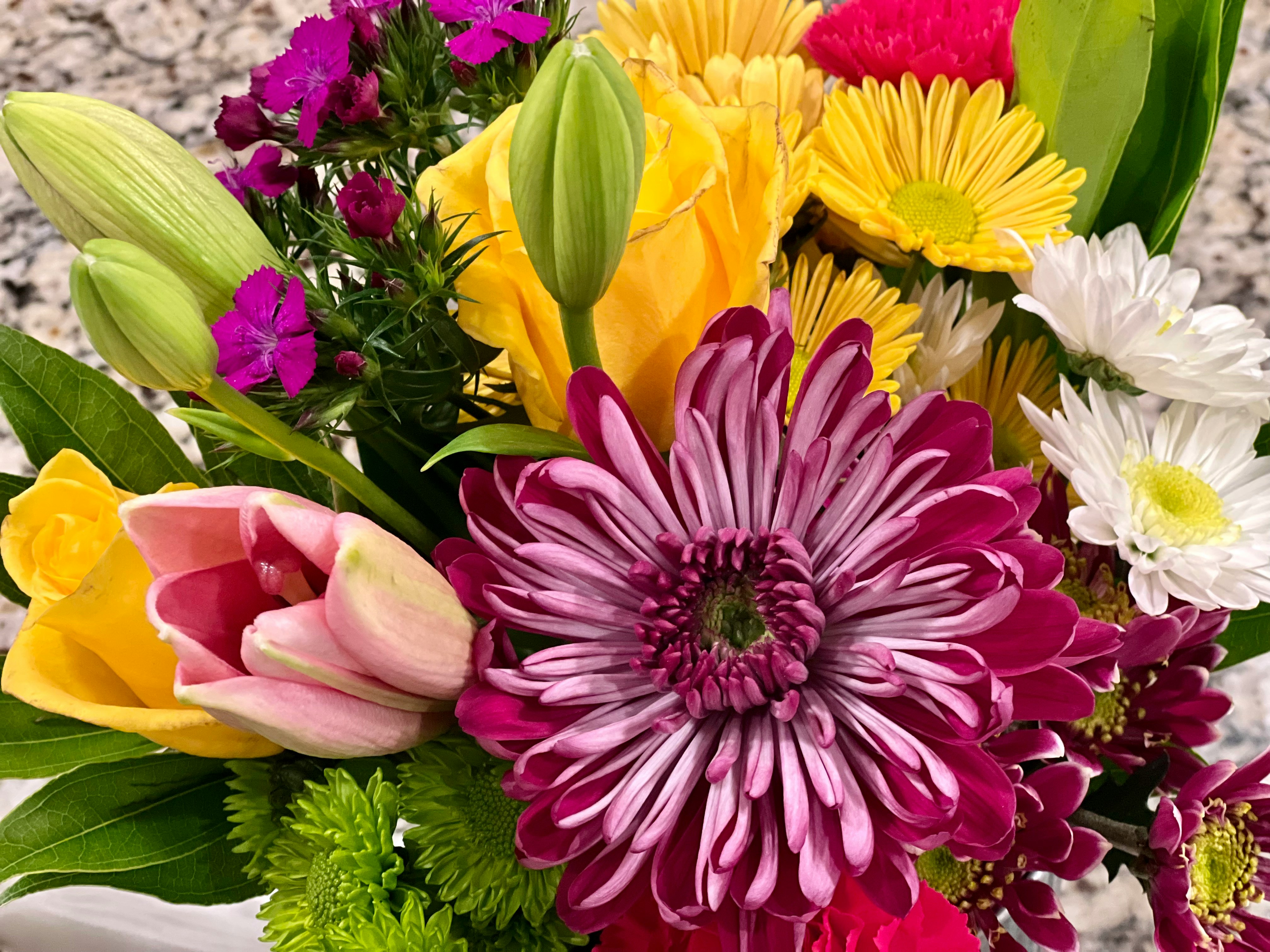 ¿Quieres enviar un gesto inolvidable? Aprende cómo las flores a domicilio en Madrid pueden unir corazones a través de fronteras.