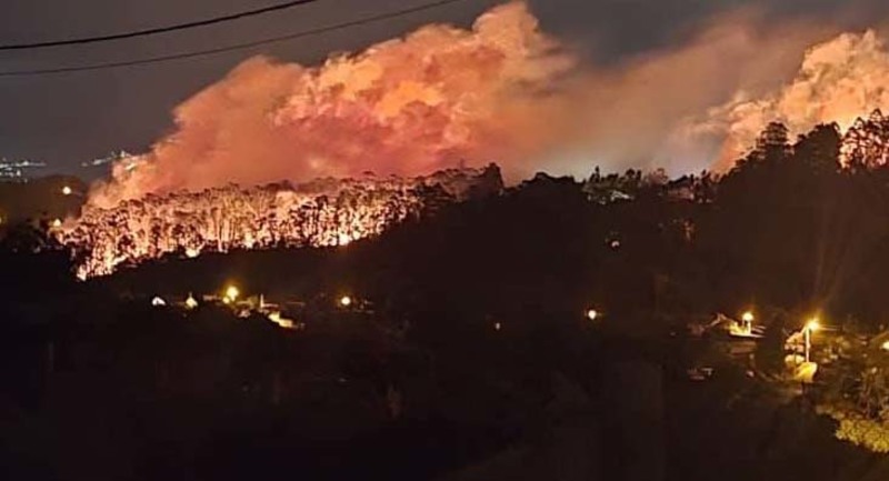  Incendio en Pieiro (Tomio) obliga a desalojar casas durante la madrugada 