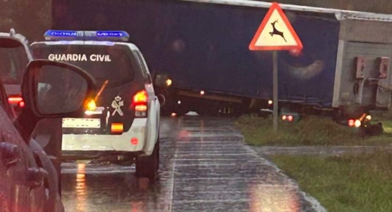  Un triler pierde el control en Forcadela(Tomio) y causa importantes retenciones entre Tui y A Guarda 