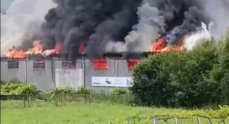  Controlado el incendio de la nave industrial de Vemar Galicia en O Rosal tras horas de intenso trabajo 