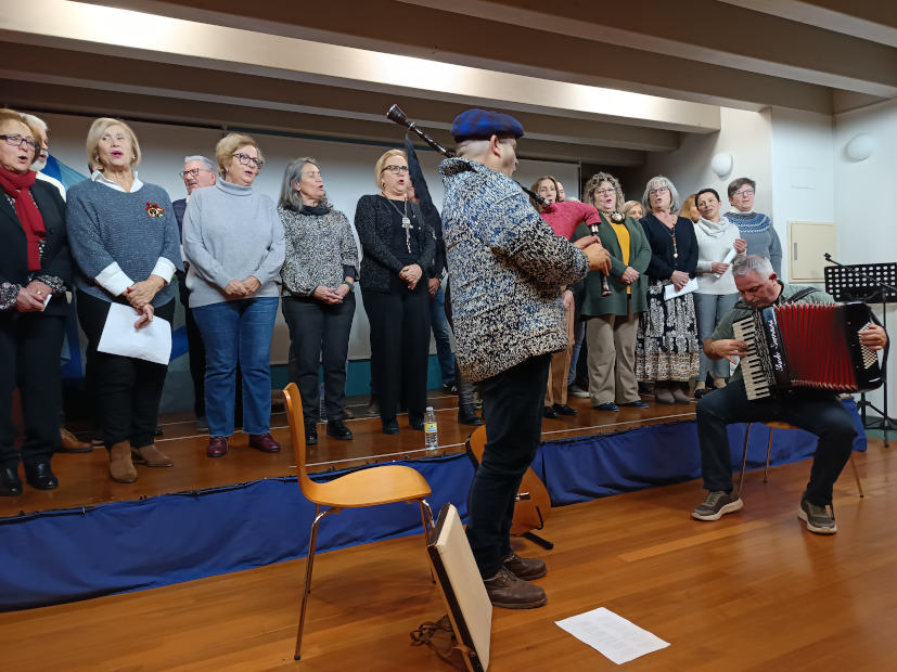 Tino Baz regal� a Camposancos un inolvidable concierto navide�o de panxoli�as y m�sica tradicional