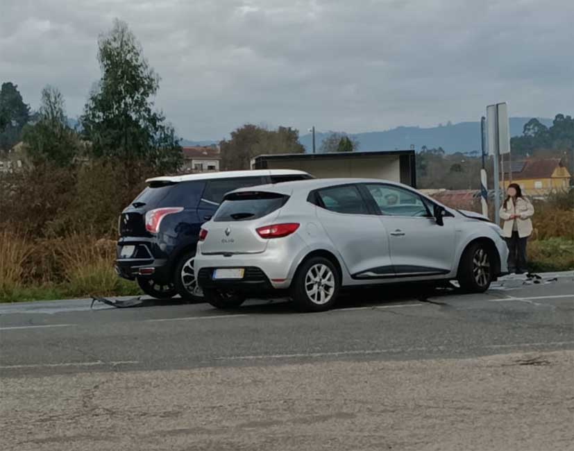 Choque entre dos veh�culos en la PO-552 en Tomi�o genera atascos a la altura de Est�s