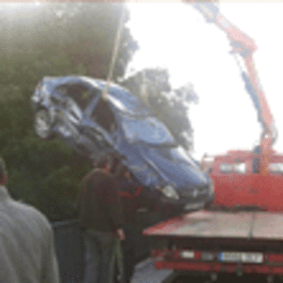 RESULTA ILESO TRAS DAR VARIAS VUELTAS DE CAMPANA Y TERMINAR CON SU COCHE VOLCADO EN A GUARDA
