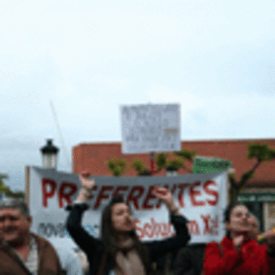 AFECTADOS POLAS PARTICIPACINS PREFERENTES MANIFESTRONSE ONTE NA PRAZA DO CALVARIO DO ROSAL