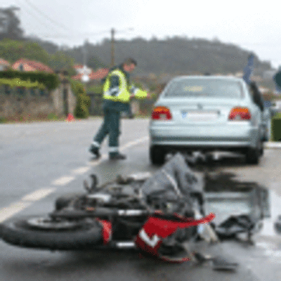 UN MOTORISTA RESULTA HERIDO TRAS COLISIONAR CONTRA UN CAMIN Y UN TURISMO EN LA PO-552 A SU PASO POR O ROSAL