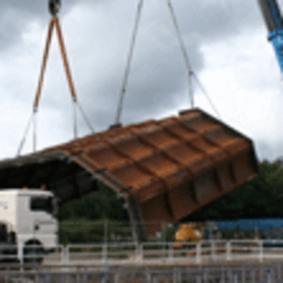 ESPECIAL - OPERARIOS INTRODUCEN EN EL RO MIO LAS ABRAZADERAS PARA LA REPARACIN DEL PUENTE DE HIERRO DE TUI