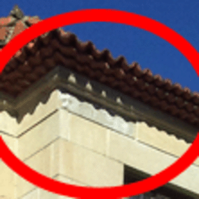 CAE  RA UNHA LOUSA DA FACHADA DUN EDIFICIO NO CENTRO DE TOMIO