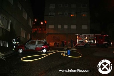 UN TURISMO CALCINADO NA GUARDA