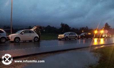 CATRO TURISMOS IMPLICADOS NUNHA COLISIN MLTIPLE NA PO-552 EN FIGUEIR-TOMIO