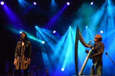 ROI CASAL: -AS NOSAS ACTUACINS SON UNHA MESTURA DE BANDA POP-ROCK E DE MSICA TRADICIONAL-