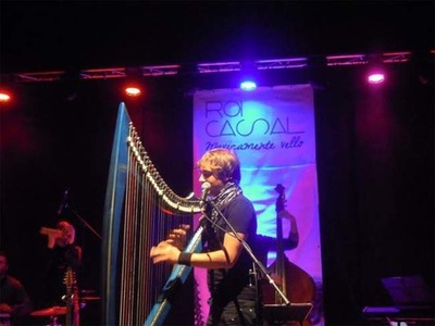 ROI CASAL PRESENTOU EN GOIN O SEU TRABALLO MUSICAL -MAXICAMENTE VELLO-