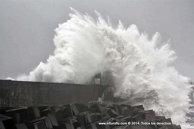 ESPECIAL - ALERTA VERMELLA NA COSTA GALEGA CON ONDAS DE ATA 10 METROS