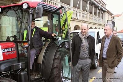 ESPECIAL - LOUZN ENTREGA UN TRACTOR E UNHA FURGONETA AO CONCELLO DE O ROSAL E ACORDA ESTUDIAR INVERSIN DE 500.000 ? PARA AMPLIAR A HUMANIZACIN E MELLORA DA ESTRADA A LOMBA-COUSELO