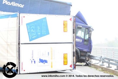 UN ACCIDENTE DUN CAMIN CORTA O TRFICO NA PONTE INTERNACIONAL DA AMIZADE