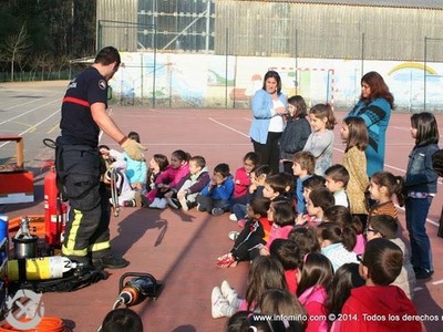 ESPECIAL - ALUMNOS DE PRIMARIA DO COLEXIO MANUEL SUREZ MARQUIER DO ROSAL APRENDEN O OFICIO DOS BOMBEIROS