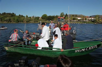 CRUZ DE VALENA ATRAVESSA O RIO EM BARCO,E D-SE A BEIJAR AOS ESPANHIS
