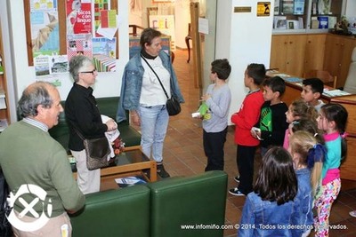 ESPECIAL - ALUMNOS DE VARIOS COLEXIOS DE A GUARDA INAUGURARON XUNTO A CHUNY VZQUEZ UNHA EXPOSICIN