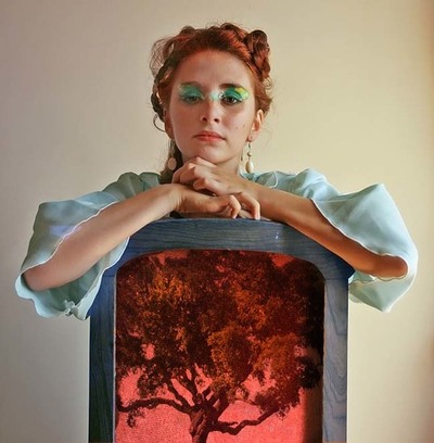 EMMY CURL SOBE AO PALCO DO VALADARES NO PRXIMO SBADO