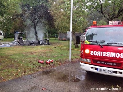 UN INCENDIO CALCINA POR COMPLETO UNA CARAVANA EN EL CAMPING DE A GUARDA