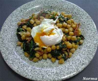 GARBANZOS CON ESPINACAS Y HUEVOS ESCALFADOS
