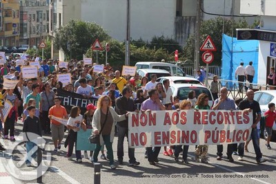 ESPECIAL - MIS DUN CENTENAR DE PERSOAS PARTICIPARON NA MANIFESTACIN CONVOCADA POLA ANPA DO CPI MANUEL SUREZ MARQUIER