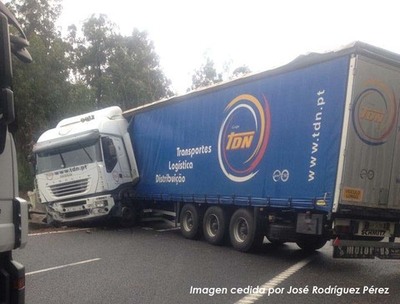 CORTADA LA A-55 A LA ALTURA DE GUILLAREI-TUI POR ACCIDENTE DE UN CAMIN