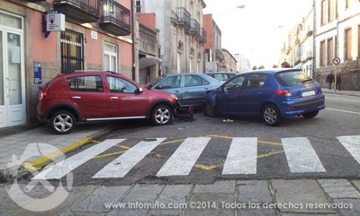 COLISIONA CONTRA VARIOS TURISMOS ESTACIONADOS TRAS UNHA INDISPOSICIN NA GUARDA