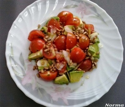 RECETA: ENSALADA DE AGUACATE Y TOMATES CHERRY