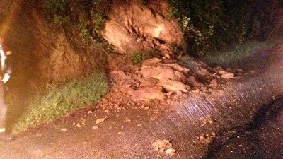 CADA DE RBORES E MOVEMENTOS DE TERRAS CO PASO DO TEMPORAL