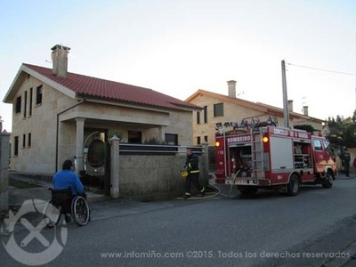 GES DE A GUARDA E BOMBEIROS DO PORRIO SOFOCAN UN INCENDIO NUNHA VIVENDA EN GOIN-TOMIO