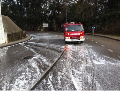 UN VERTIDO DE COMBUSTIBLE OBLIGA A LIMPIAR LA PO-354 EN O ROSAL