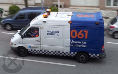 UNHA PERSOA RESULTA FERIDA TRAS COLIDIR O SEU VEHCULO CUN AUTOBS EN TOMIO