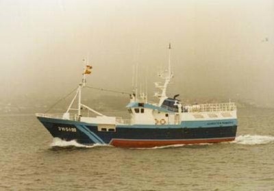 O PESQUEIRO GUARDS BALUEIRO SEGUNDO RESCATA A 13 TRIPULANTES DO GUARISTE PRIMERO, TRAS DECLARARSE UN INCENDIO A BORDO