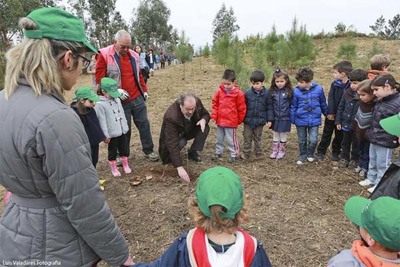 MAIS DE 600 CRIANAS DO CONCELHO PLANTARAM MIL RVORES NO BALDIO DE VILAR DE MOUROS E SEIXAS