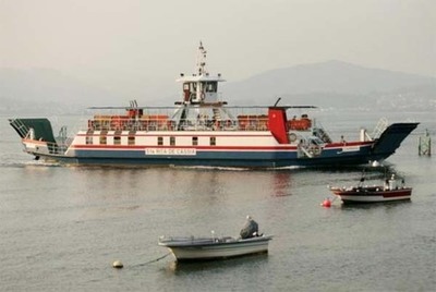 FERRY BOAT A NAVEGAR DURANTE O FIM-DE-SEMANA