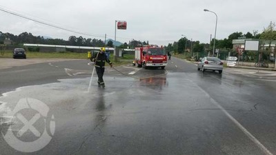 UN VERTIDO DE HORMIGN OBLIG ESTA MAANA A CORTAR UN CARRIL DE LA PO-552 EN FIGUEIR-TOMIO