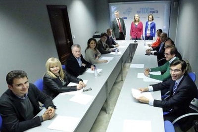 A CANDIDATA DO PP DE A GUARDA REUNUSE CON ALFONSO RUEDA E NAVA CASTRO