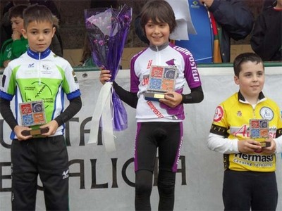 O CICLISTA RUBEN CARNERO DO CC O ROSAL SOBE O PODIO EN PORRI�O