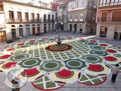 ESPECIAL - TRADICIN E COLORIDO NAS ALFOMBRAS FLORAIS DO SANTSIMO 2015 NA GUARDA