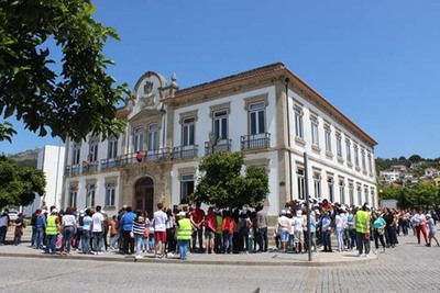 JOVENS MARCHAM E DANAM POR -CERVEIRA SEM FUMO-