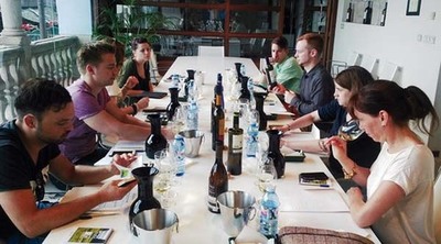 OCHO JVENES SUMILLERES ALEMANES VISITAN ESTOS DAS LA D.O. RAS BAIXAS