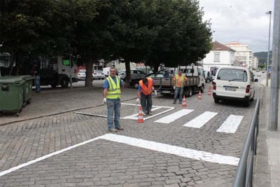 CMARA DE CAMINHA EST A INTERVIR EM VRIAS ARTRIAS PARA MELHORAR AS CONDIES DE SEGURANA DE DAS PESSOAS